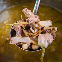 西藏这锅汤被称为“汤中至尊”，价值4千元，小伙喝了半碗就流鼻血