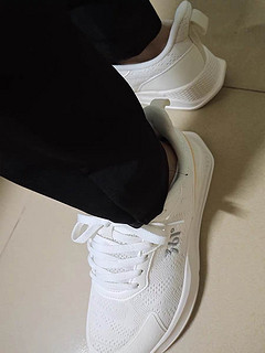 小白鞋，走在时尚潮流的前沿。