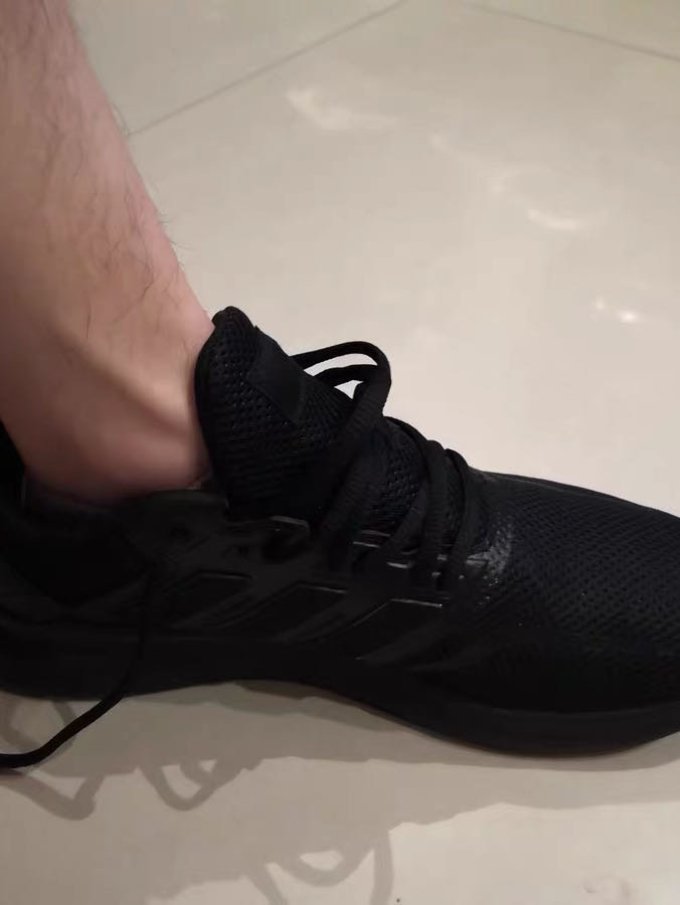 阿迪达斯跑鞋