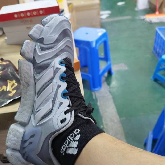 阿迪达斯跑鞋