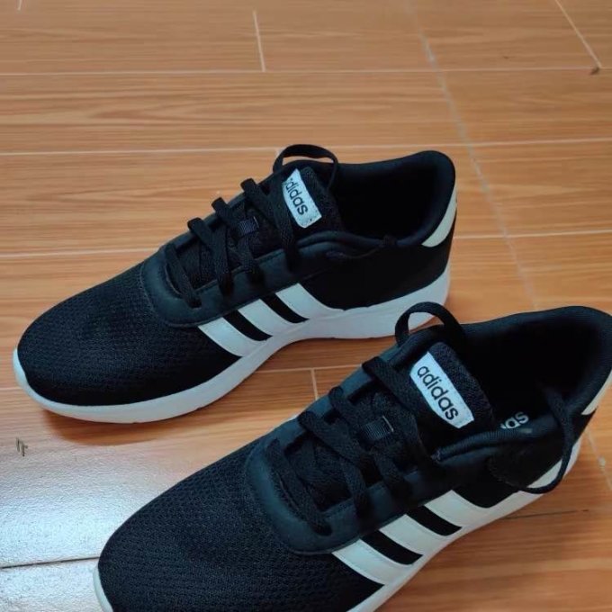 阿迪达斯跑鞋
