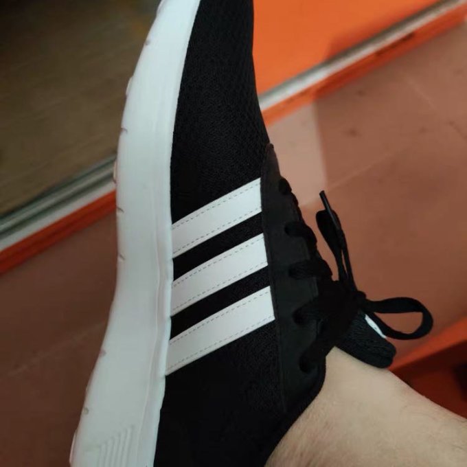 阿迪达斯跑鞋