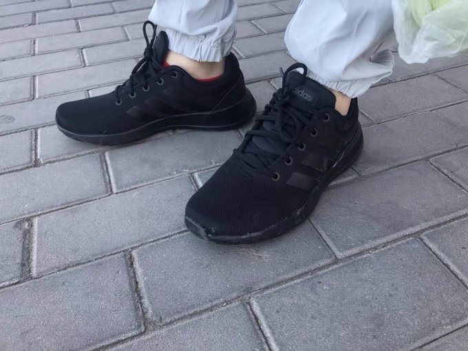 阿迪达斯跑鞋