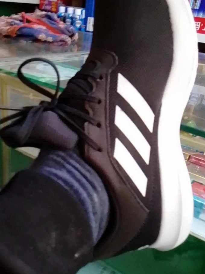 阿迪达斯跑鞋