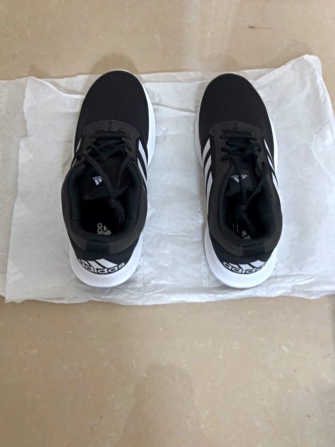 阿迪达斯跑鞋