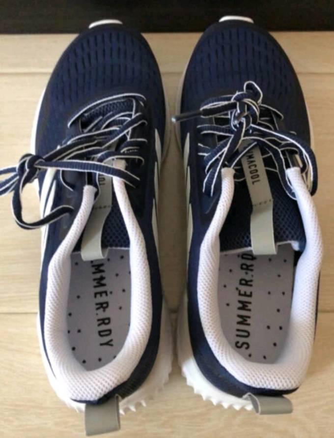 阿迪达斯跑鞋