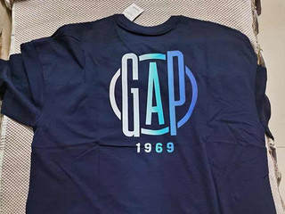 Gap蓝色t恤，闭眼可买
