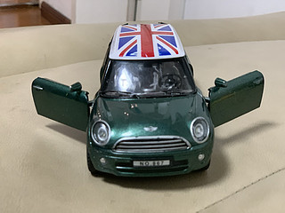 宝贝爱玩的mini cooper