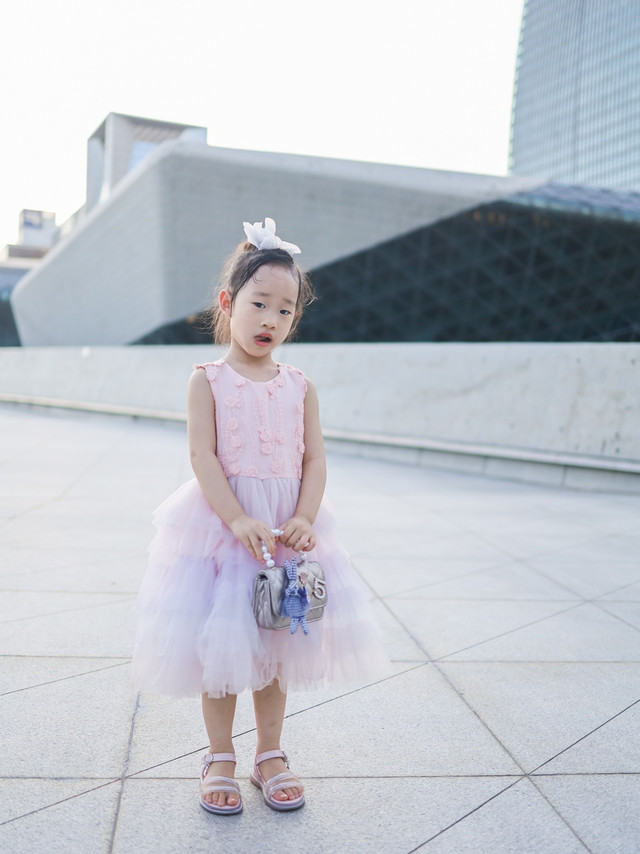 粉色小礼服连衣裙+粉色小凉鞋+手提小包包