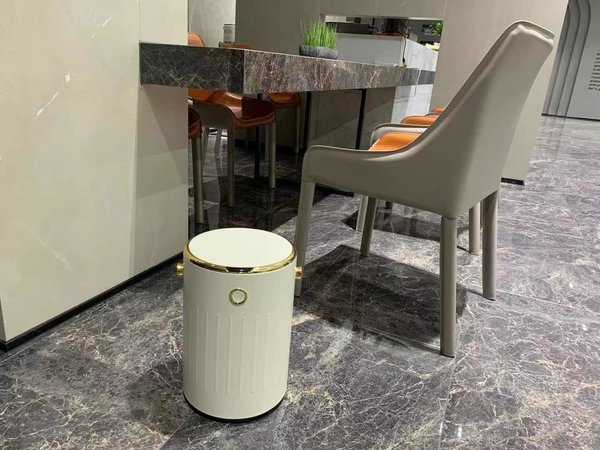 艺术品摆设一般的感应垃圾桶