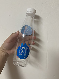 白龙湖天然苏打水。痛风患者指定饮料？？