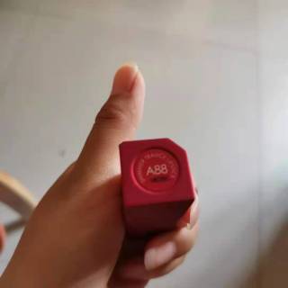 涂上超级减龄的奶茶番茄色口红