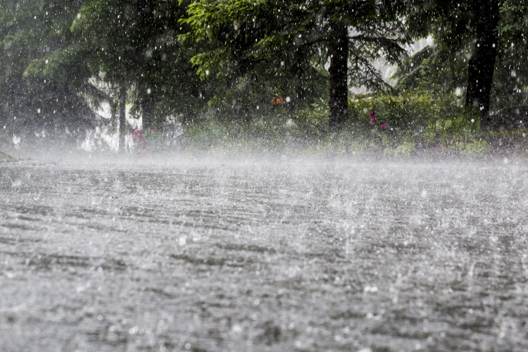 暴雨来袭，家长可以教孩子这样保护自己（内附详细安全指南）