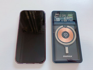 精美的MOMAX摩米士透明磁吸无线充电宝
