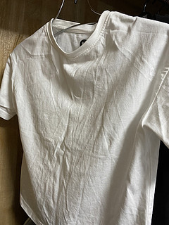 阳光男孩的白色短袖T恤