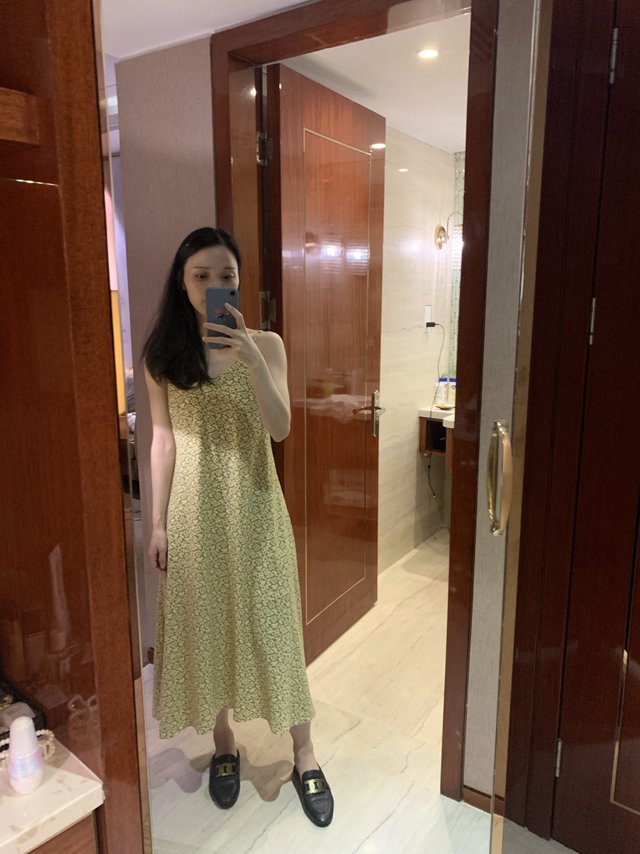 如何让睡裙穿出度假与通勤功能？