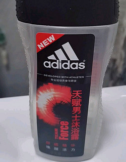 Adidas的沐浴套装