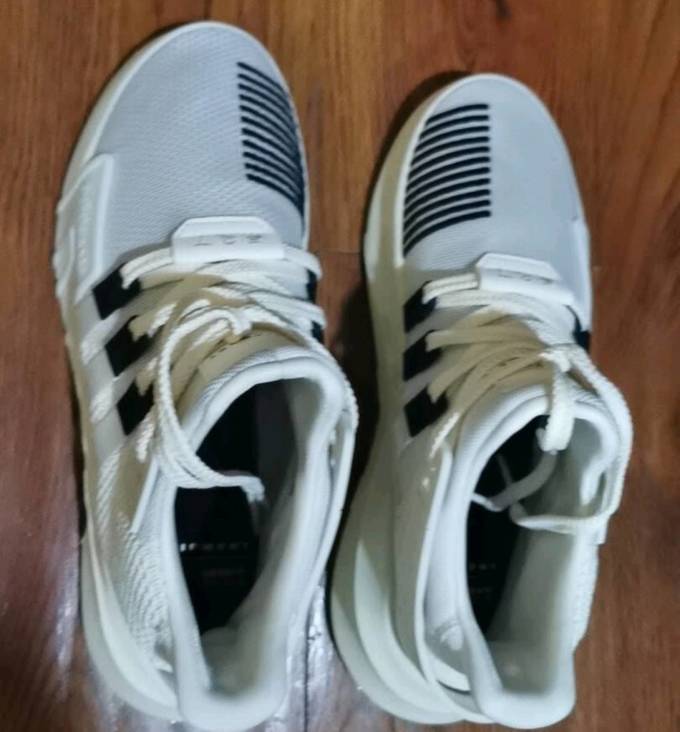 阿迪达斯休闲运动鞋