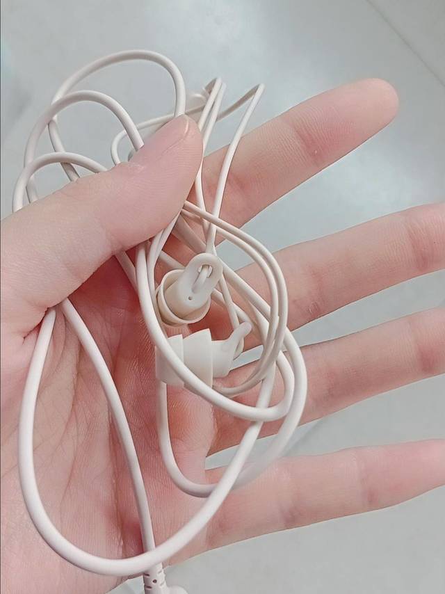 耳机很扎实,白色耳机显得很清爽