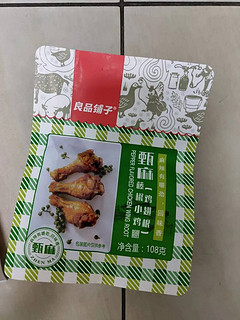 里面的东西非常多,牛肉干,猪肉脯,鱼丸