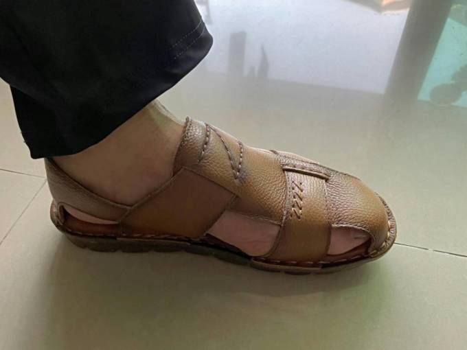 骆驼男士凉鞋