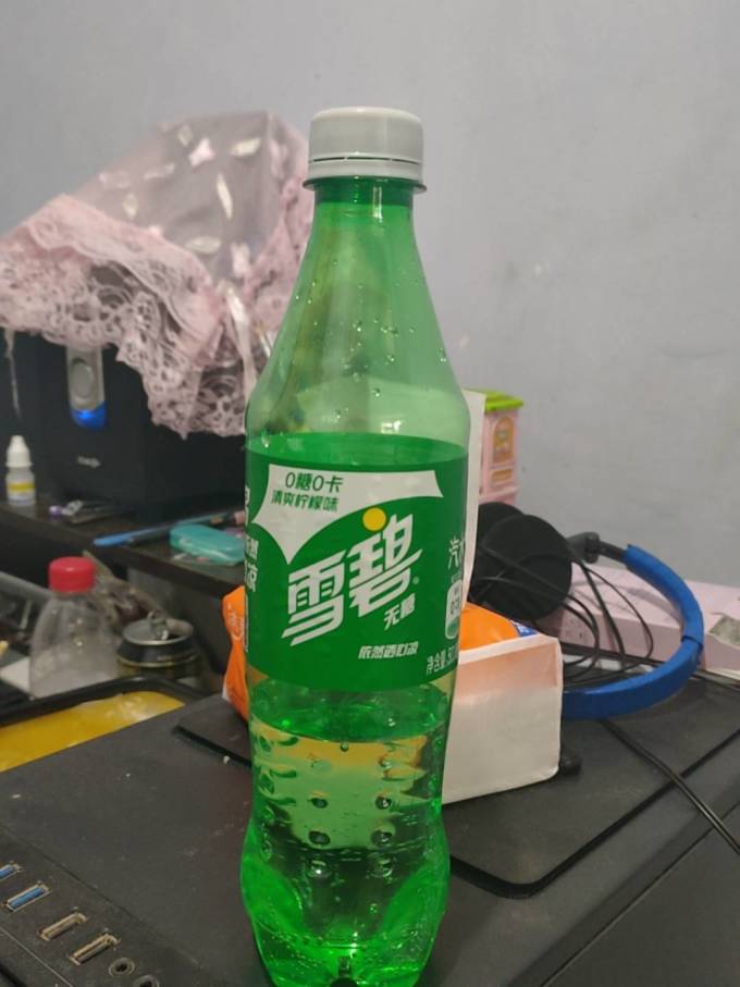 有糖雪碧喝完嘴里发酸  零卡则很清爽  摇掉气后和啤酒兑着喝非常不错