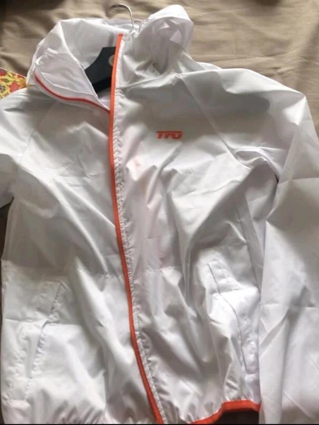 买点白色的，感觉还不错。这个牌子的衣服买