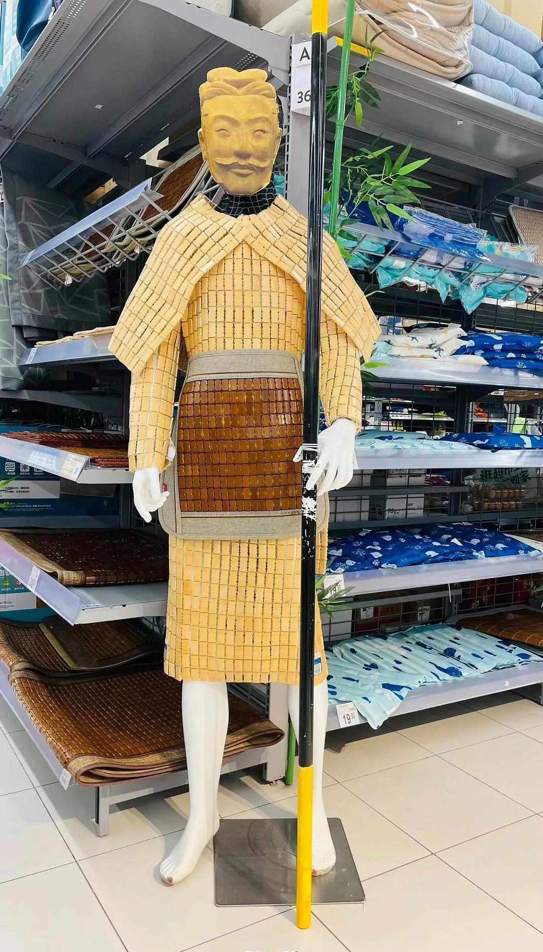 商场假人模特也内卷怪诞艺术审丑美学一切为了kpi