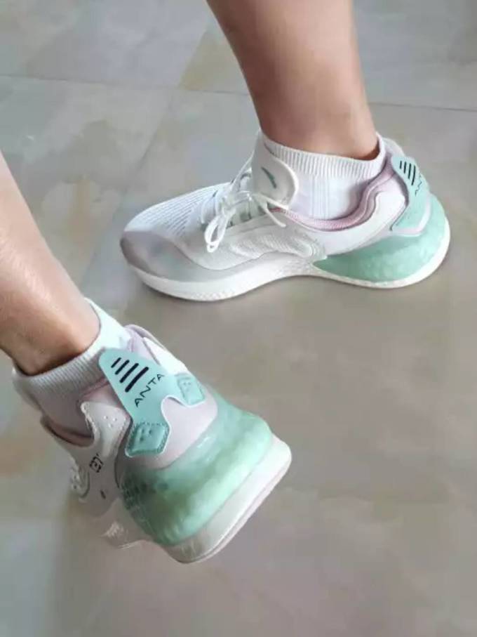 安踏跑鞋