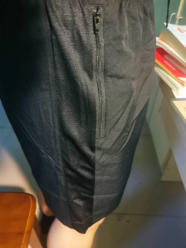 非常轻便，面料舒适，有口袋