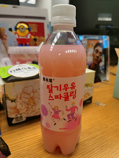 熊古屋牛奶草莓味汽水碳酸饮料