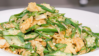 王刚的美食精选 篇九十：厨师长教你：“秋葵炒蛋”的家常做法，清脆爽口，营养美味 