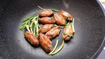 终于把铁锅换了，煎鸡翅终于不粘锅了，炒菜