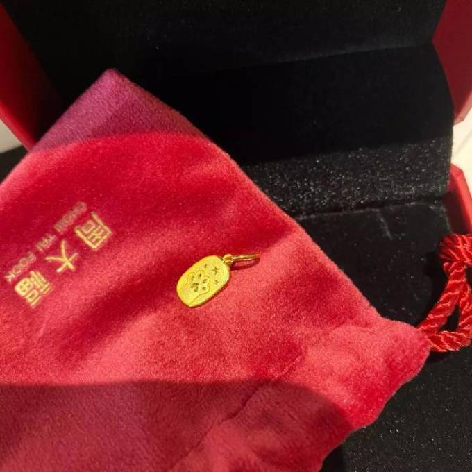 周大福黄金吊坠