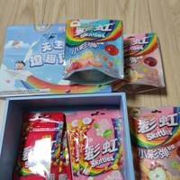 彩虹糖与樱桃小丸子的逗趣联名款