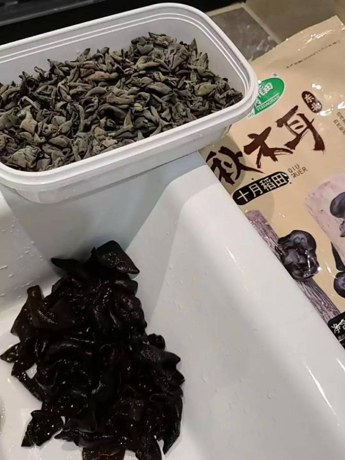 十月稻田菌菇木耳