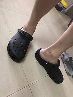 Crocs洞洞鞋