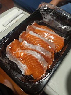 挪威冰鲜的三文鱼腩切片