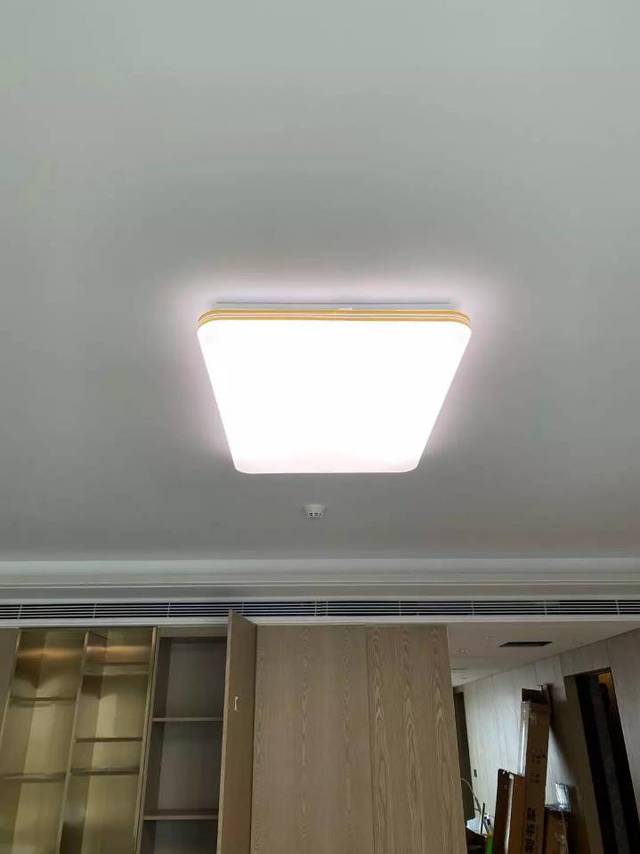吸顶灯