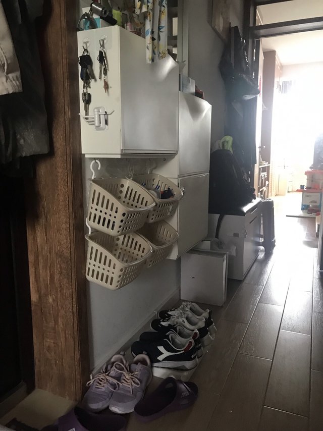 小朋友进门三连，脱鞋脱帽脱衣服。