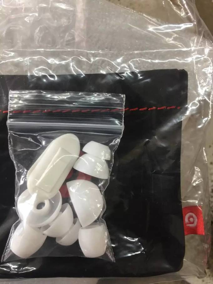 苹果耳塞式耳机