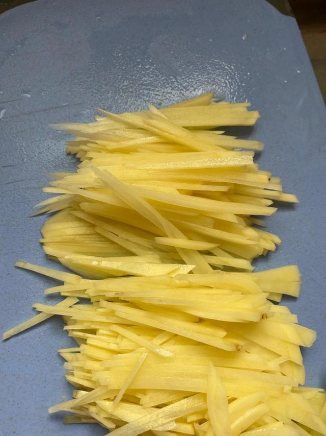 锋利程度：刀很锋利，切菜很顺滑，很方便
