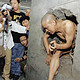 他将肋骨做成项圈，用身体抵挡土炮……被评为中国最顶尖的行为艺术家