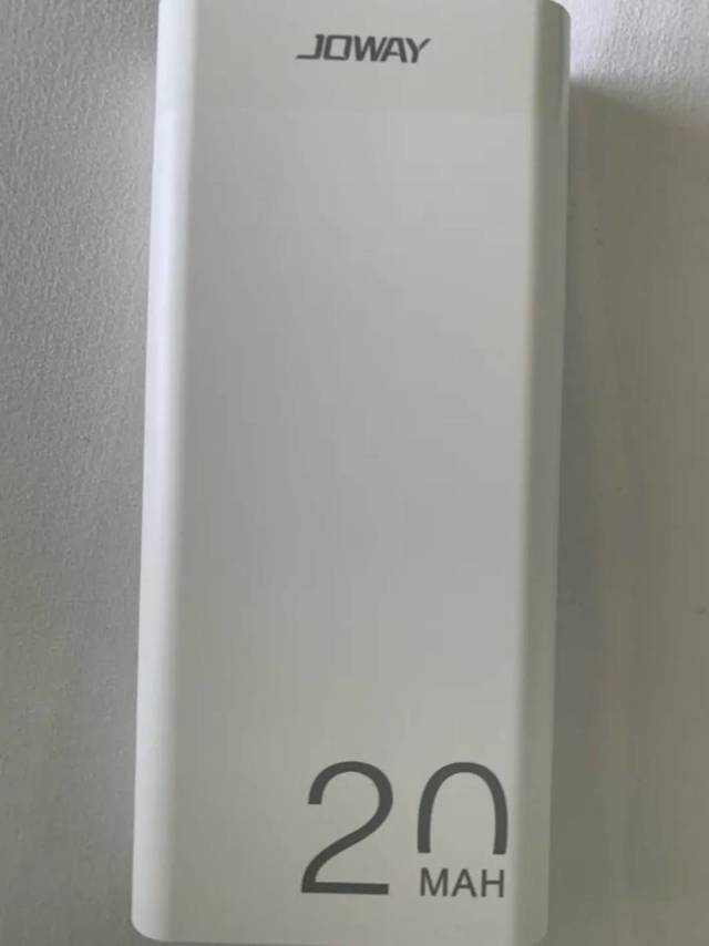 充电宝容量很大的轻便小巧很方便携带