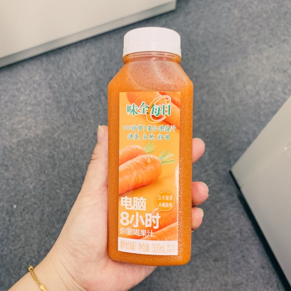 商品介绍:味全每日c胡萝卜汁口感很纯正,颜色也挺好看.