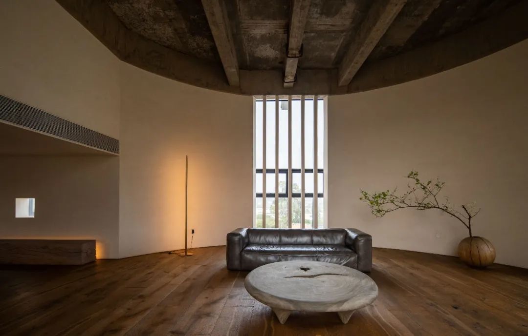 凿开废弃水泥厂，他在海边建了个“真空”之家