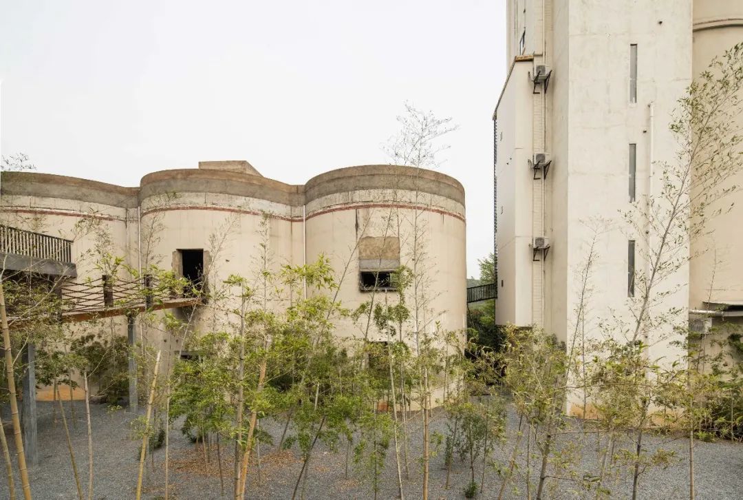 凿开废弃水泥厂，他在海边建了个“真空”之家