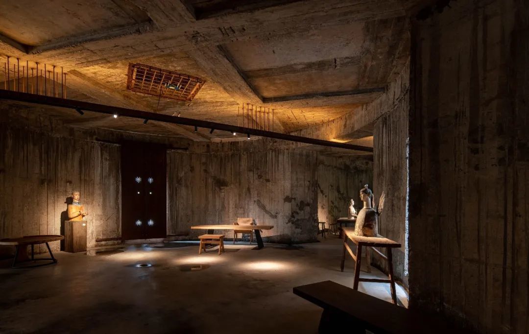 凿开废弃水泥厂，他在海边建了个“真空”之家