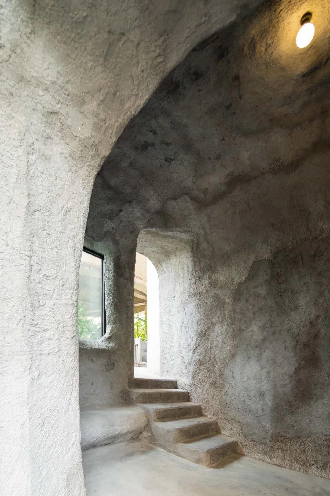 凿开废弃水泥厂，他在海边建了个“真空”之家
