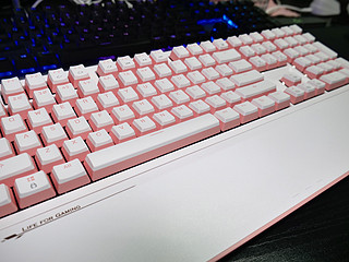 十分粉嫩的一款双模机械键盘，有用同款的吗